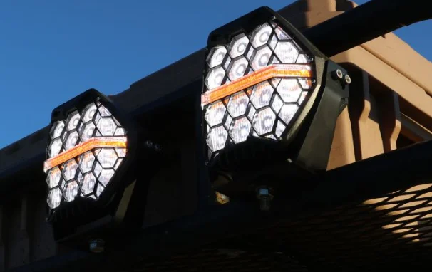 Fotos reales de productos de iluminación todoterreno LOYO y embalaje neutro