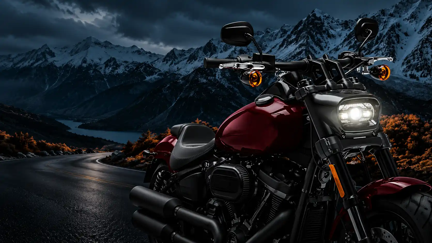 Faro LED rectangular en una motocicleta estilo Fat Bob en una carretera de montaña