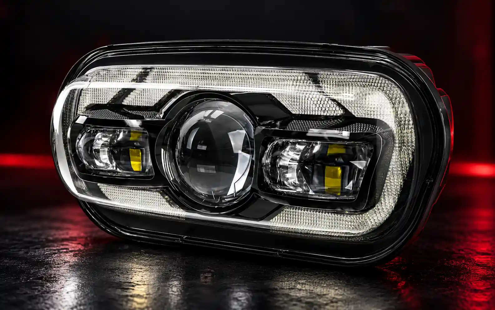 Vista frontal del faro LED rectangular para motocicleta sobre un fondo oscuro de estudio